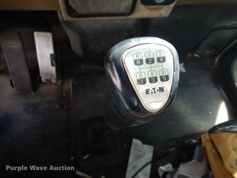 image for item EY9047 2003 Peterbilt 330  semi truck