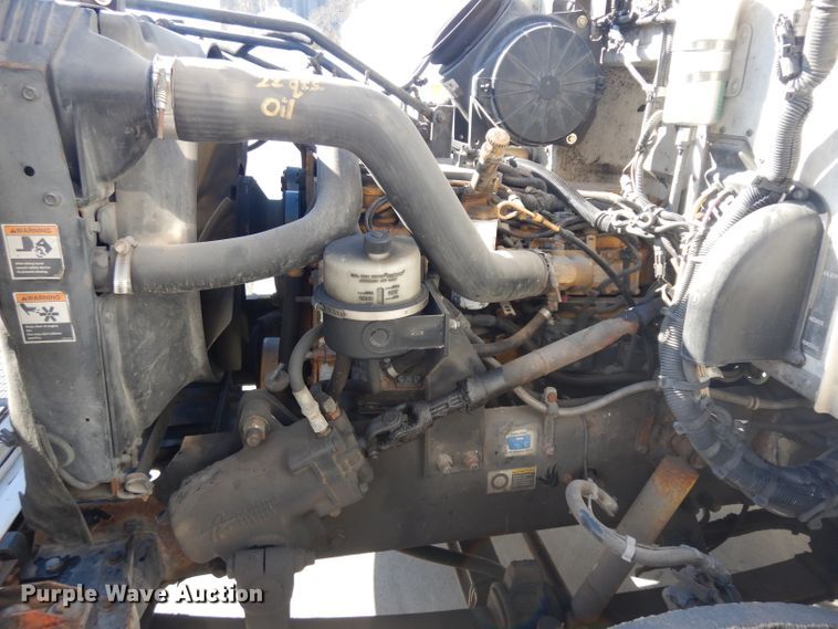 image for item EY9047 2003 Peterbilt 330  semi truck