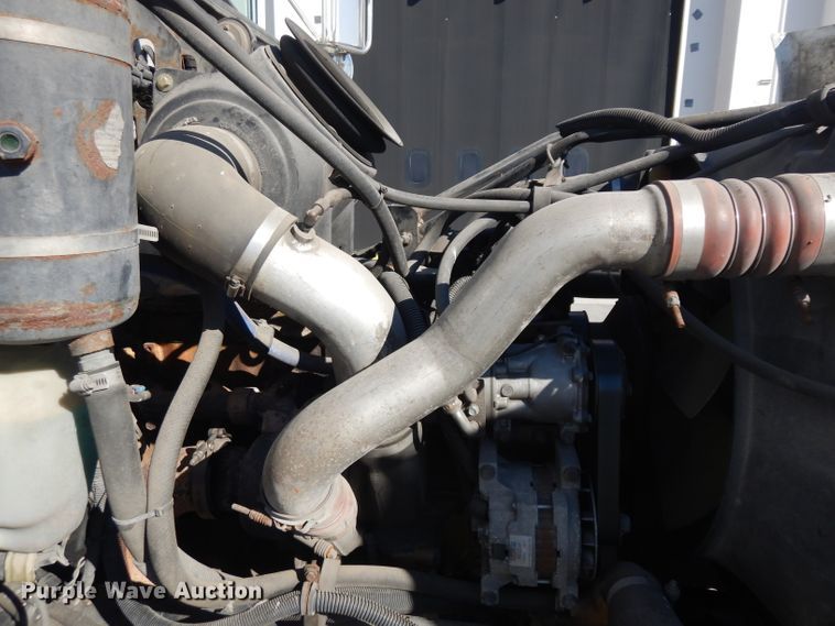 image for item EY9047 2003 Peterbilt 330  semi truck