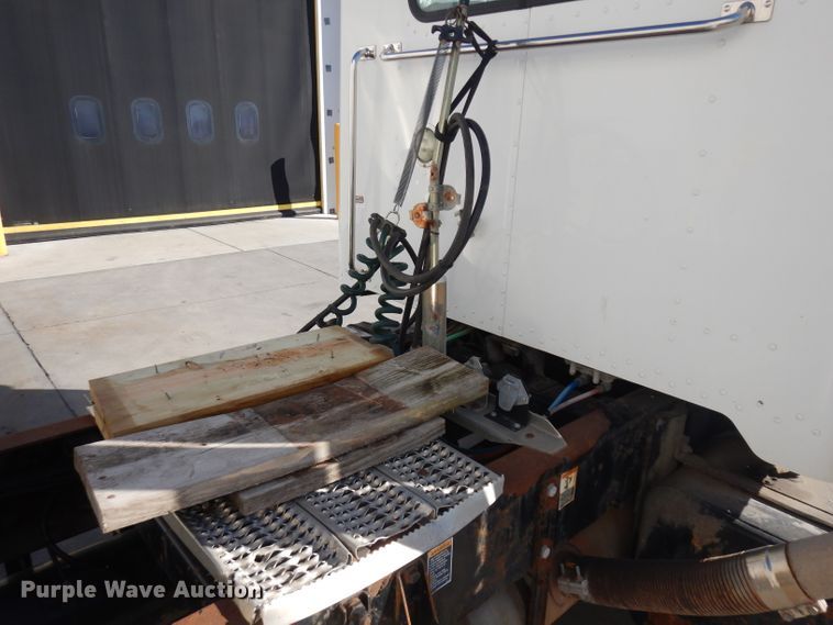 image for item EY9047 2003 Peterbilt 330  semi truck