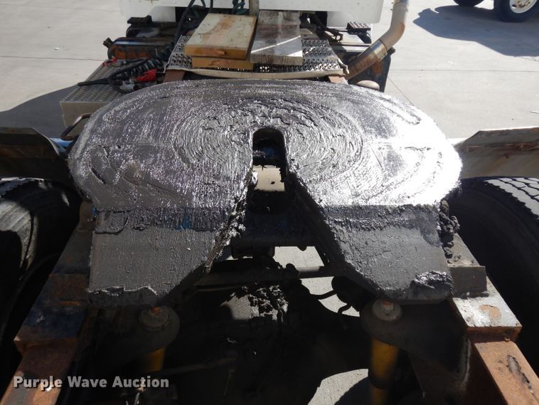 image for item EY9047 2003 Peterbilt 330  semi truck