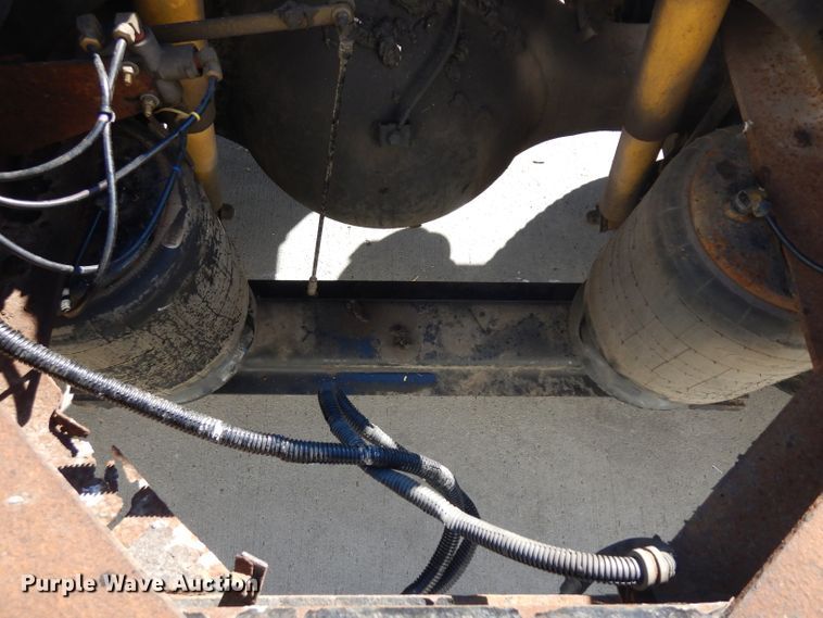 image for item EY9047 2003 Peterbilt 330  semi truck