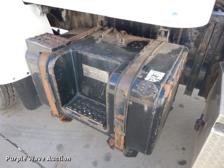 image for item EY9047 2003 Peterbilt 330  semi truck