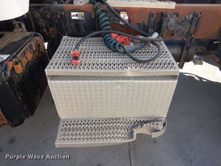 image for item EY9047 2003 Peterbilt 330  semi truck