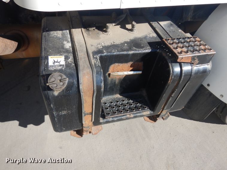 image for item EY9047 2003 Peterbilt 330  semi truck