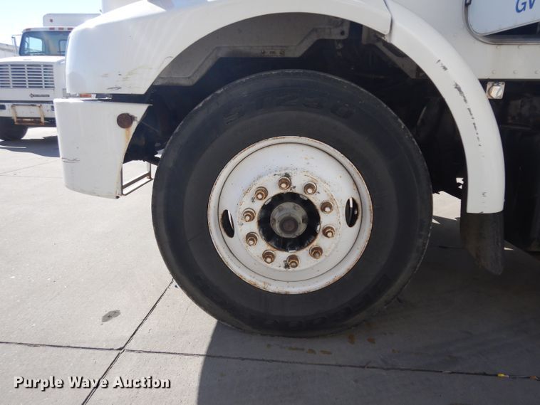 image for item EY9047 2003 Peterbilt 330  semi truck