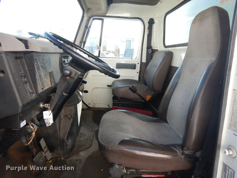 image for item EY9050 1997 International 4900  refrigerated truck