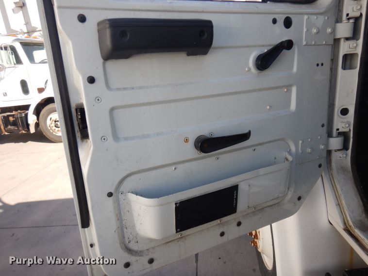 image for item EY9050 1997 International 4900  refrigerated truck