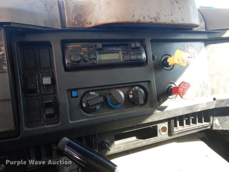 image for item EY9050 1997 International 4900  refrigerated truck