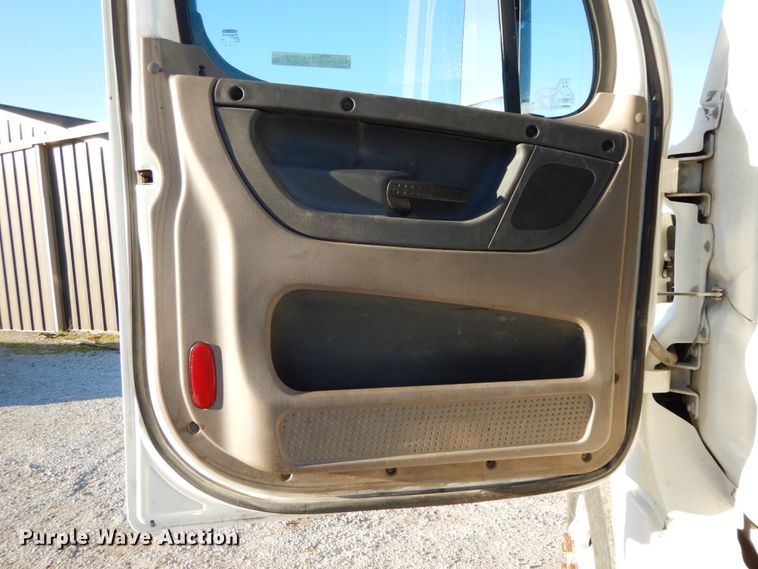 image for item FG9693 2009 Freightliner Cascadia  semi truck