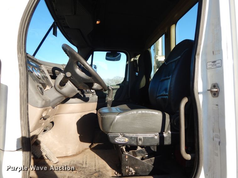 image for item FG9693 2009 Freightliner Cascadia  semi truck