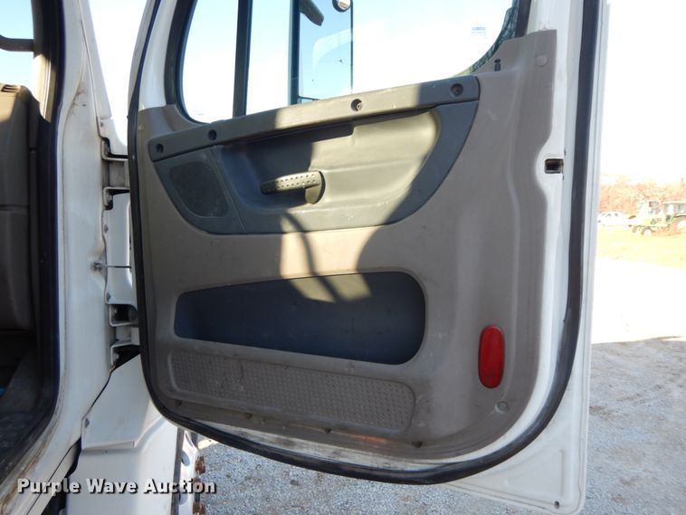 image for item FG9693 2009 Freightliner Cascadia  semi truck