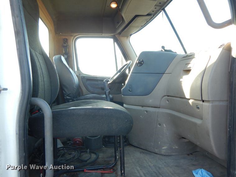 image for item FG9693 2009 Freightliner Cascadia  semi truck