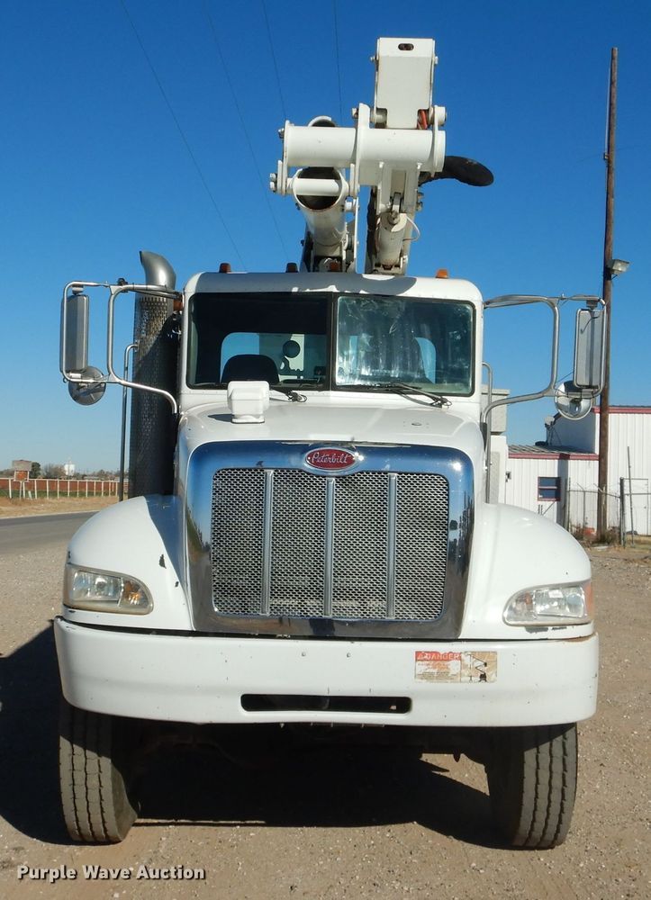 image for item HC9138 2009 Peterbilt 335  bucket truck