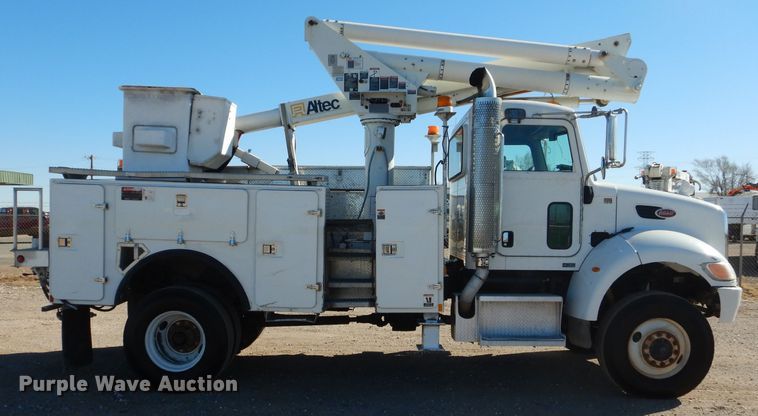 image for item HC9138 2009 Peterbilt 335  bucket truck