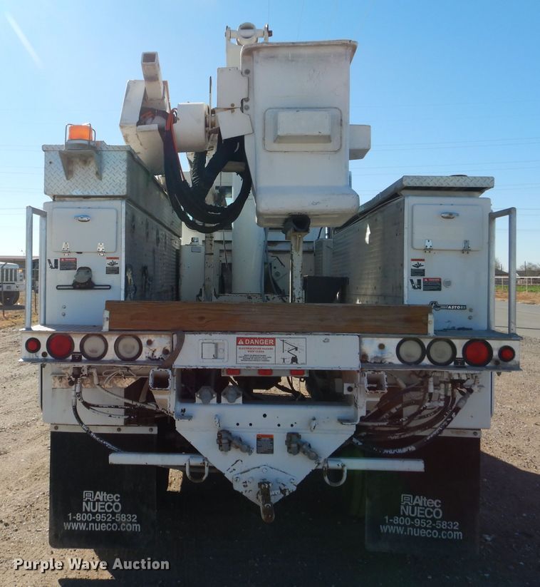 image for item HC9138 2009 Peterbilt 335  bucket truck