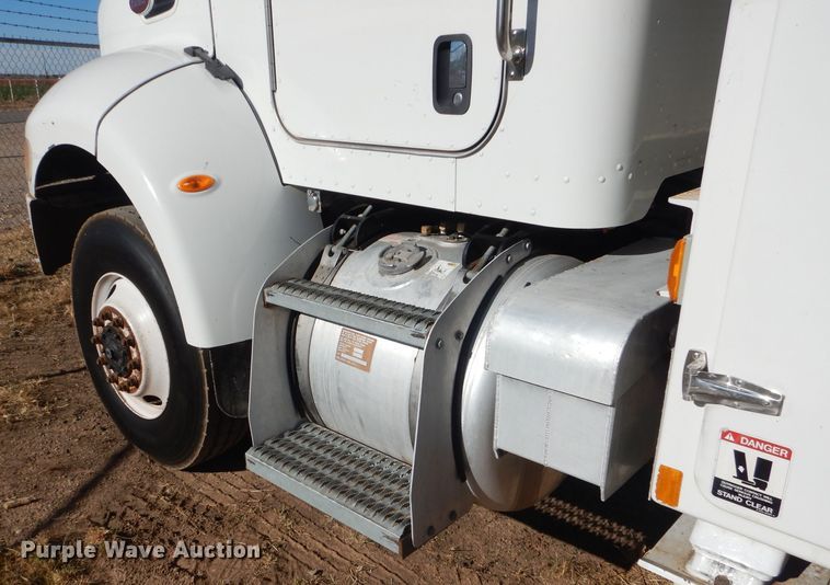 image for item HC9138 2009 Peterbilt 335  bucket truck