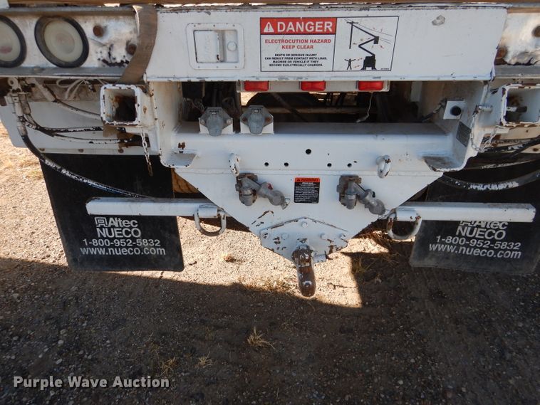 image for item HC9138 2009 Peterbilt 335  bucket truck