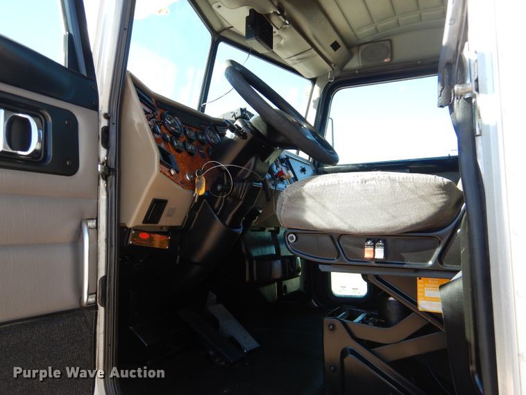 image for item HC9138 2009 Peterbilt 335  bucket truck