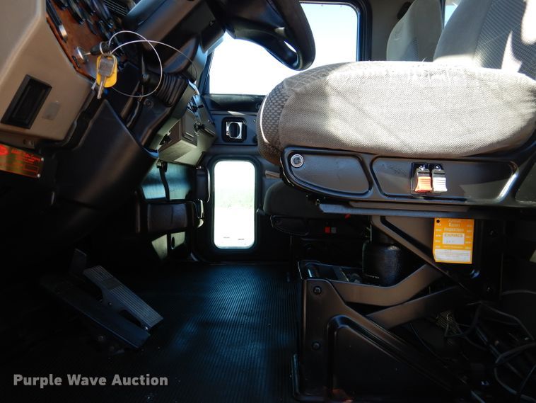 image for item HC9138 2009 Peterbilt 335  bucket truck