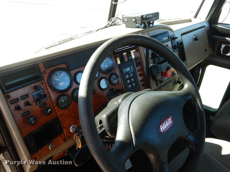 image for item HC9138 2009 Peterbilt 335  bucket truck