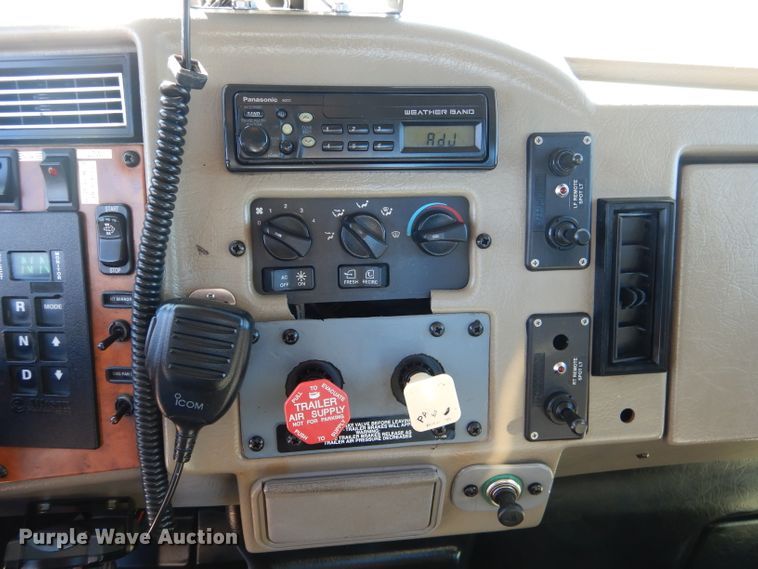 image for item HC9138 2009 Peterbilt 335  bucket truck