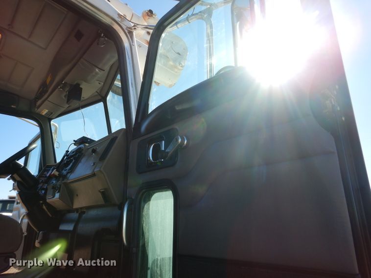 image for item HC9138 2009 Peterbilt 335  bucket truck