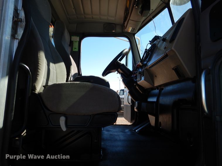 image for item HC9138 2009 Peterbilt 335  bucket truck