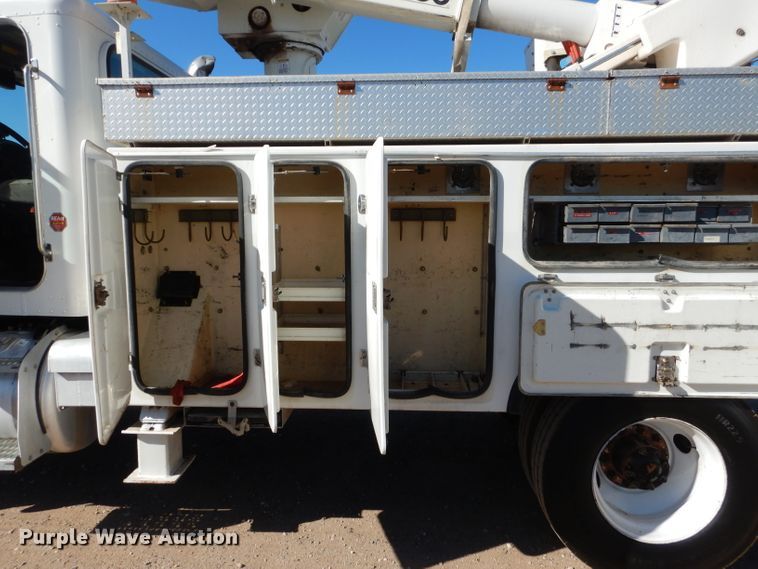 image for item HC9138 2009 Peterbilt 335  bucket truck