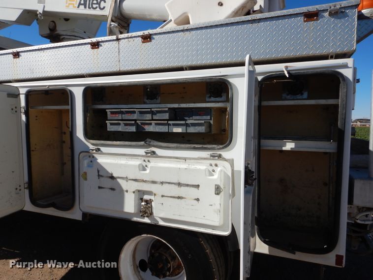 image for item HC9138 2009 Peterbilt 335  bucket truck