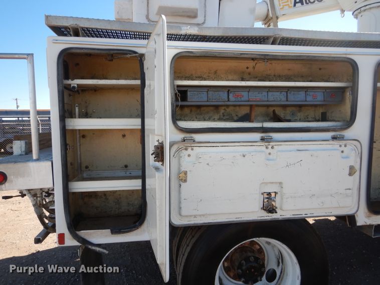 image for item HC9138 2009 Peterbilt 335  bucket truck