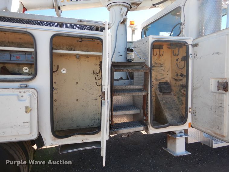 image for item HC9138 2009 Peterbilt 335  bucket truck