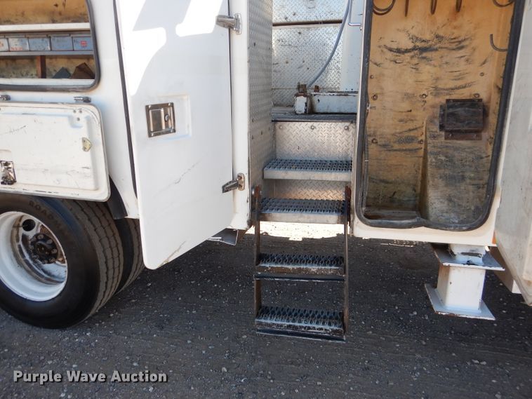 image for item HC9138 2009 Peterbilt 335  bucket truck