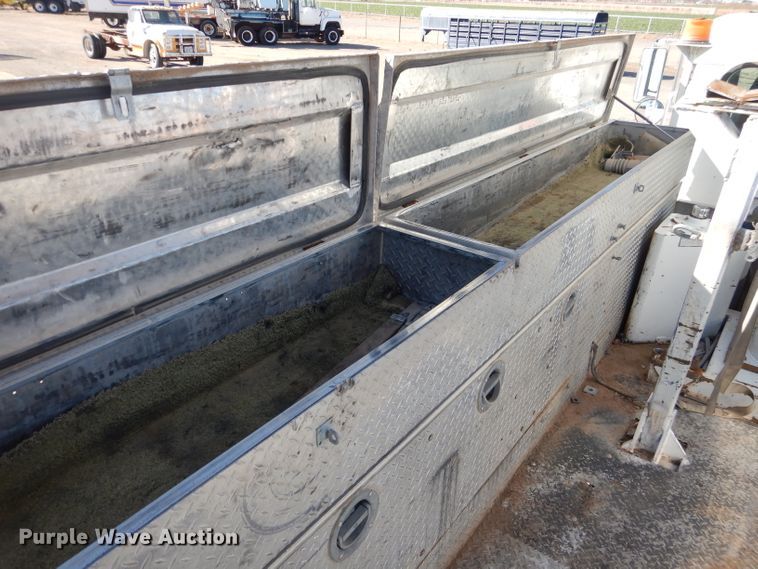 image for item HC9138 2009 Peterbilt 335  bucket truck