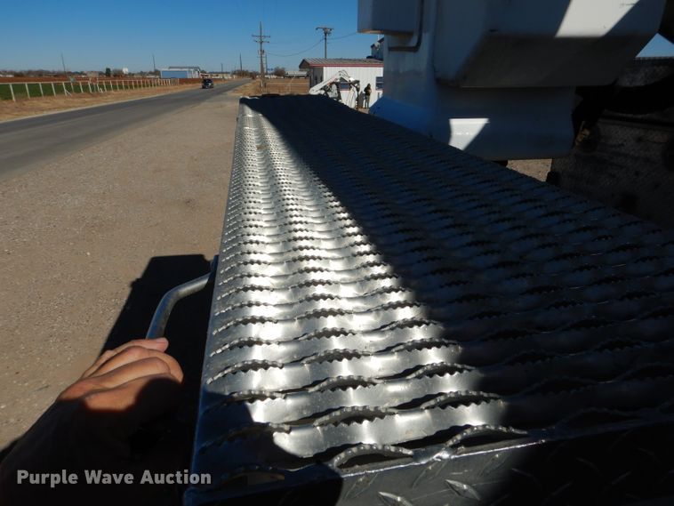 image for item HC9138 2009 Peterbilt 335  bucket truck