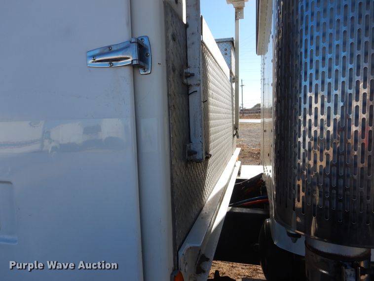 image for item HC9138 2009 Peterbilt 335  bucket truck