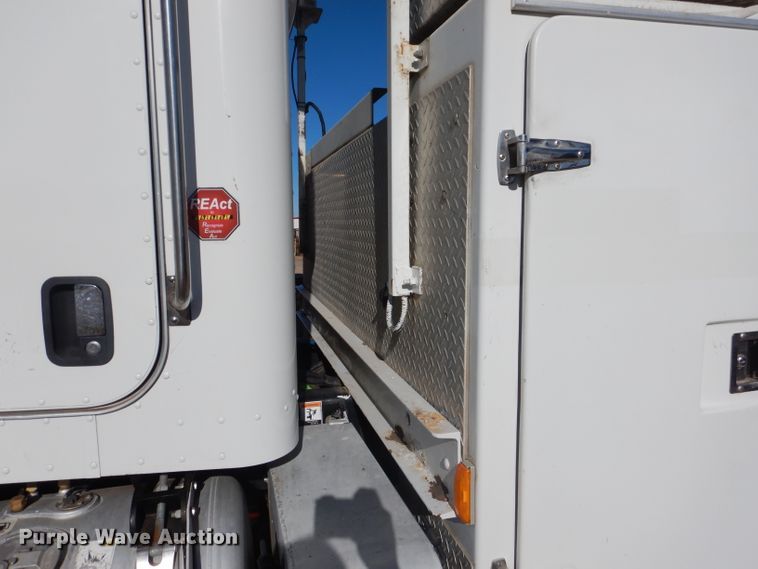 image for item HC9138 2009 Peterbilt 335  bucket truck