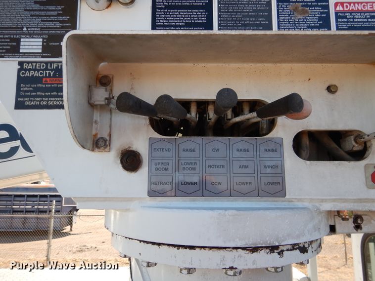 image for item HC9138 2009 Peterbilt 335  bucket truck