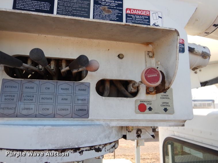 image for item HC9138 2009 Peterbilt 335  bucket truck