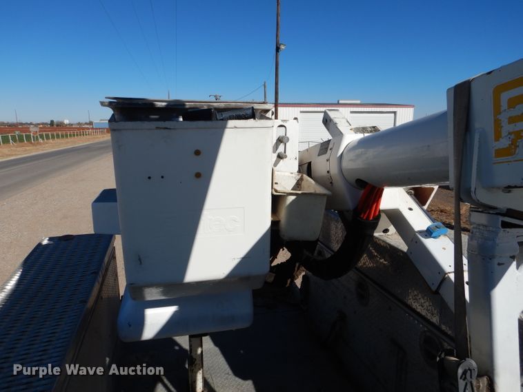 image for item HC9138 2009 Peterbilt 335  bucket truck