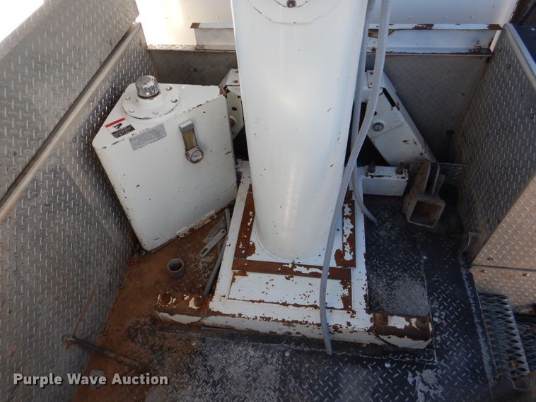 image for item HC9138 2009 Peterbilt 335  bucket truck