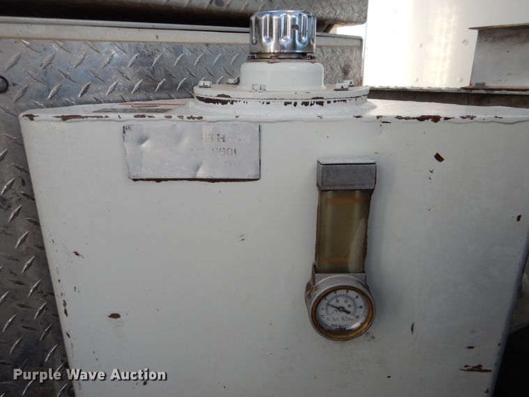 image for item HC9138 2009 Peterbilt 335  bucket truck