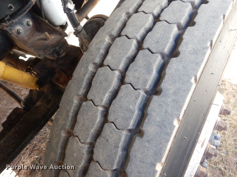 image for item HC9138 2009 Peterbilt 335  bucket truck