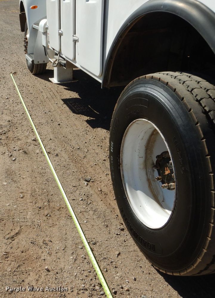 image for item HC9138 2009 Peterbilt 335  bucket truck