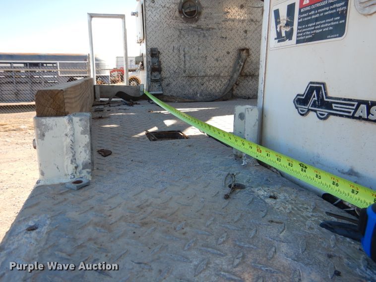 image for item HC9138 2009 Peterbilt 335  bucket truck