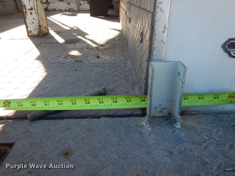 image for item HC9138 2009 Peterbilt 335  bucket truck