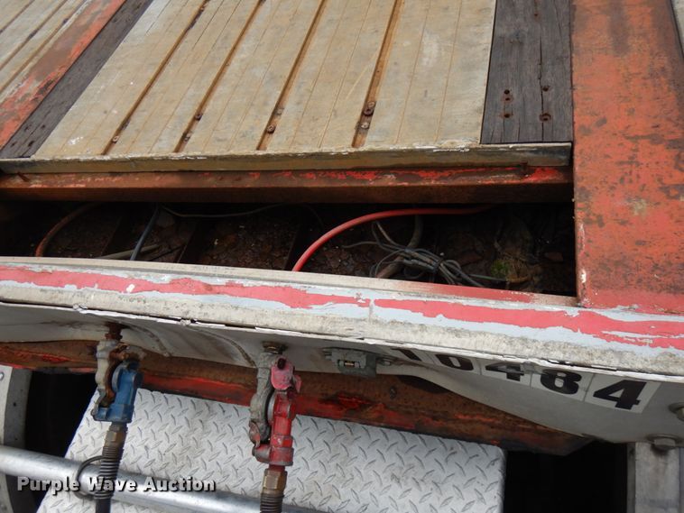 image for item HD9103 1995 Wilson CF-900 flatbed trailer