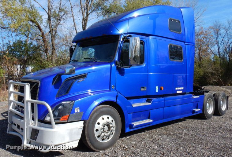 image for item HD9124 2007 Volvo VN  semi truck