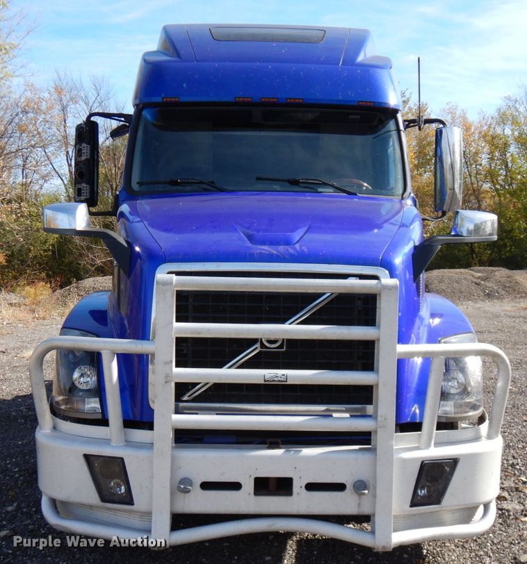 image for item HD9124 2007 Volvo VN  semi truck