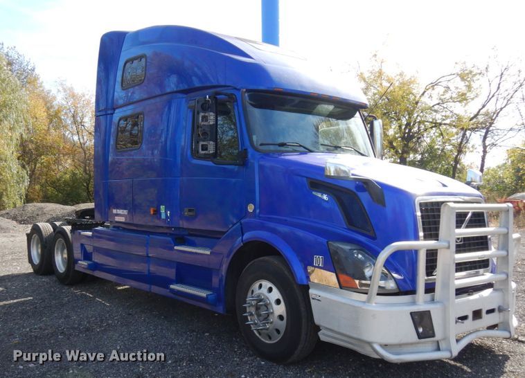 image for item HD9124 2007 Volvo VN  semi truck